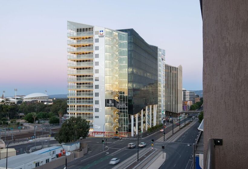 هتل Adelaide Riviera