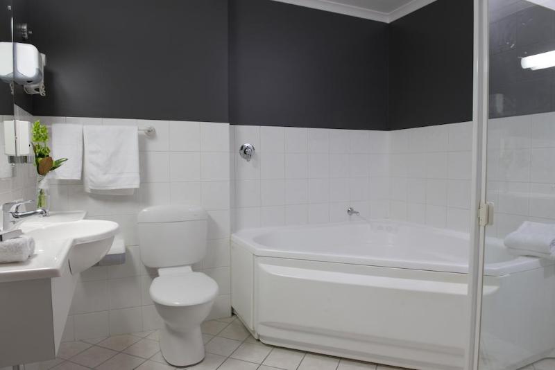 هتل Adelaide Riviera