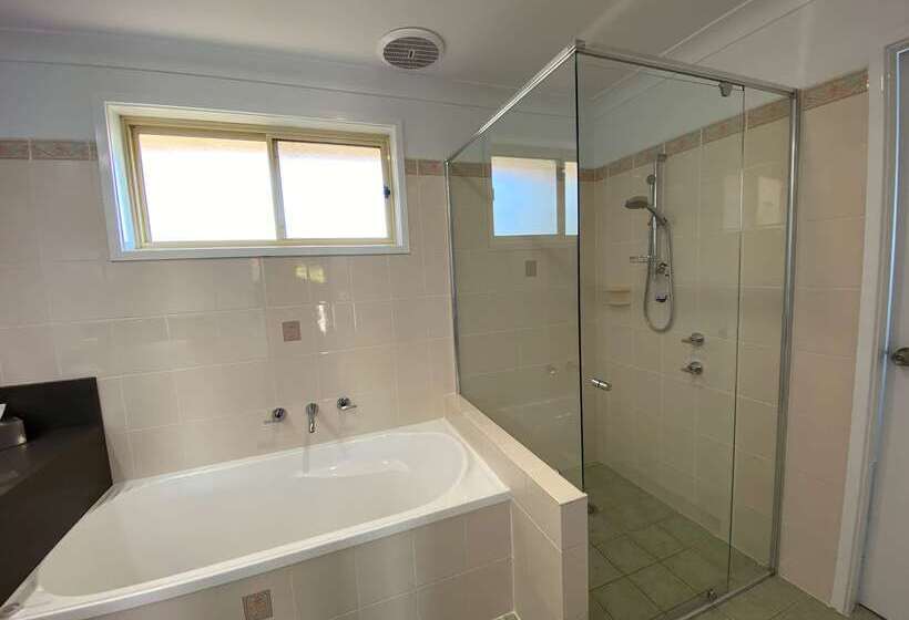 فندق Best Western Plus All Settlers Motor Inn