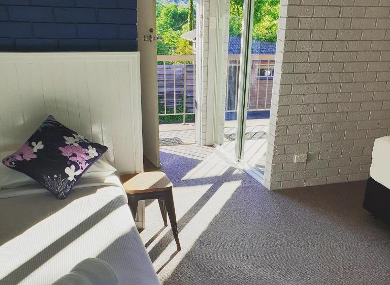 Motel Sierra   Bright