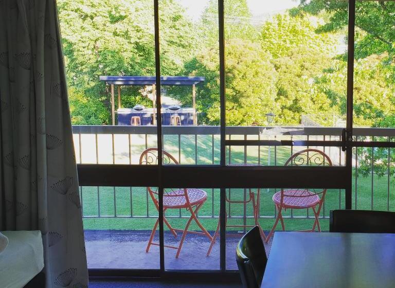 Motel Sierra   Bright