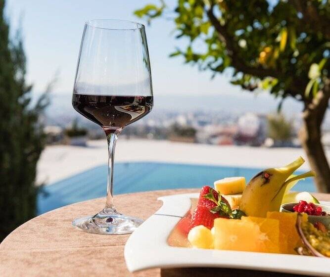 בית מלון כפרי Chateau Linza Resort