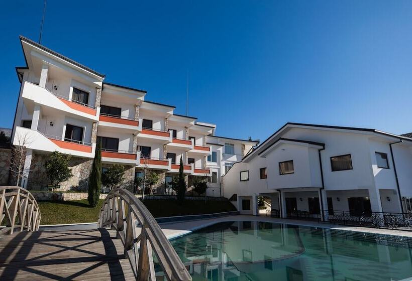 בית מלון כפרי Chateau Linza Resort