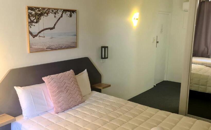 Отель Golden Sands Motor Inn