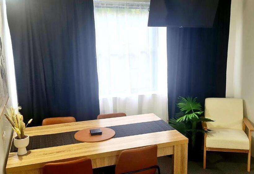 Отель Golden Sands Motor Inn