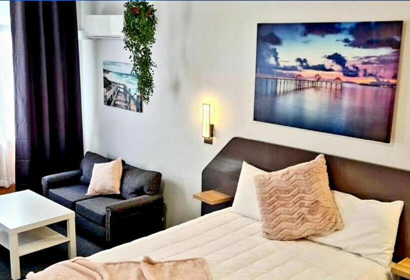 Отель Golden Sands Motor Inn