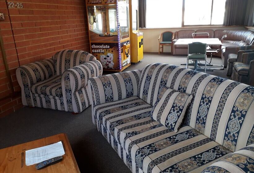בית מלון כפרי Moe Motor Inn   Contactless 24 Hour Checkinn Available