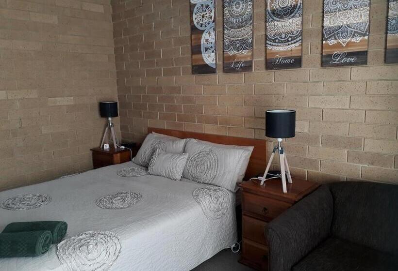 בית מלון כפרי Moe Motor Inn   Contactless 24 Hour Checkinn Available