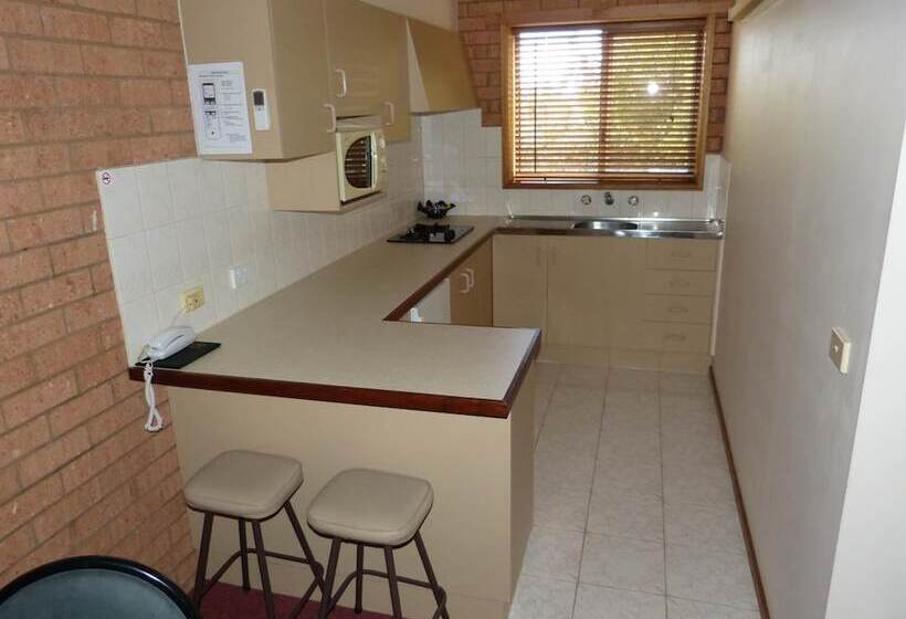 מוטל Blue Whale Motor Inn & Apartments