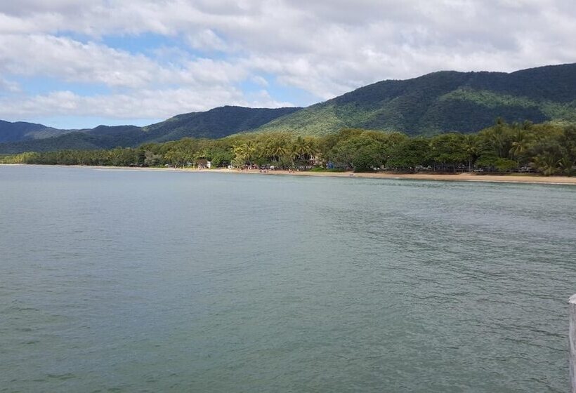 هتل Marlin Waters Beachfront Apartments