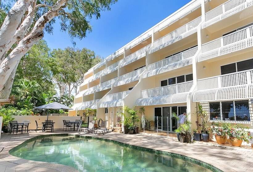 هتل Marlin Waters Beachfront Apartments