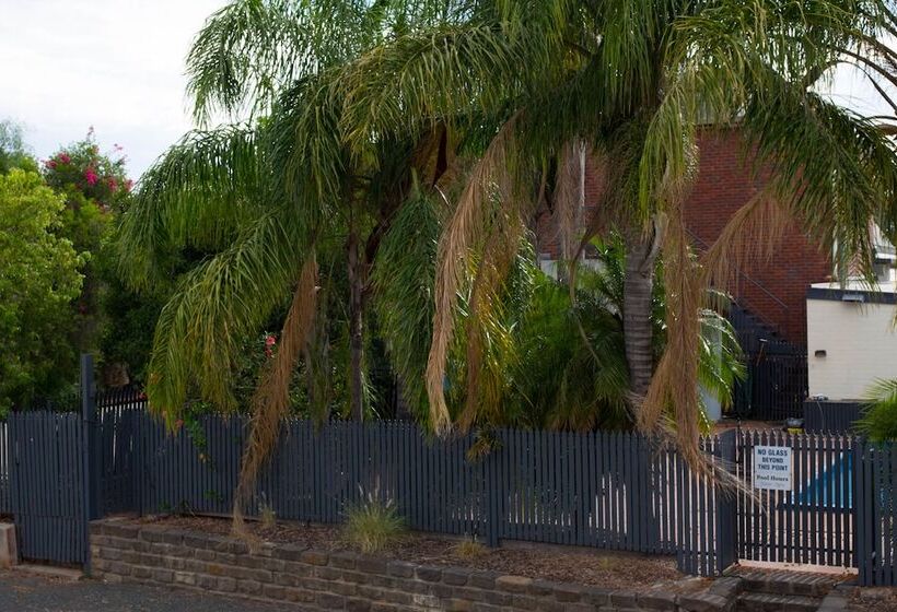 Отель Pioneer Station Motor Inn