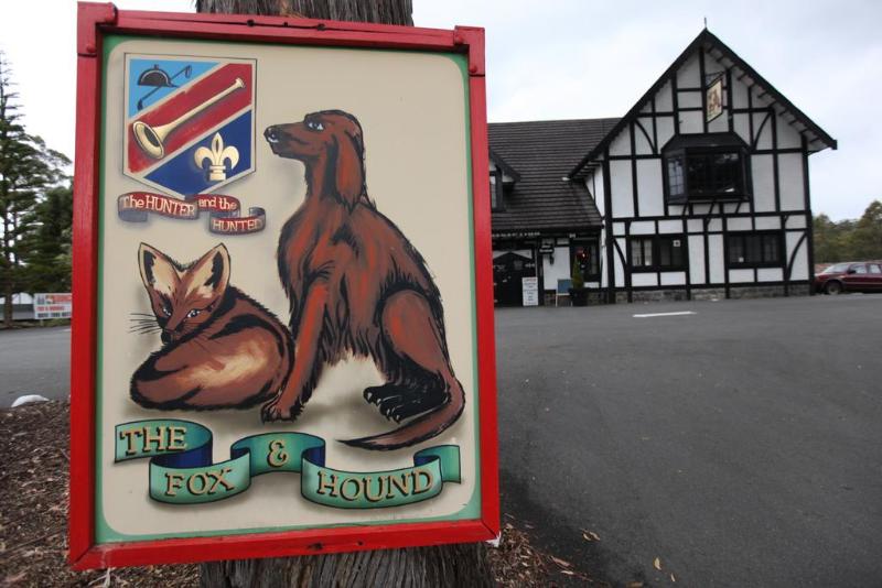 בית מלון כפרי The Fox And Hounds Historic