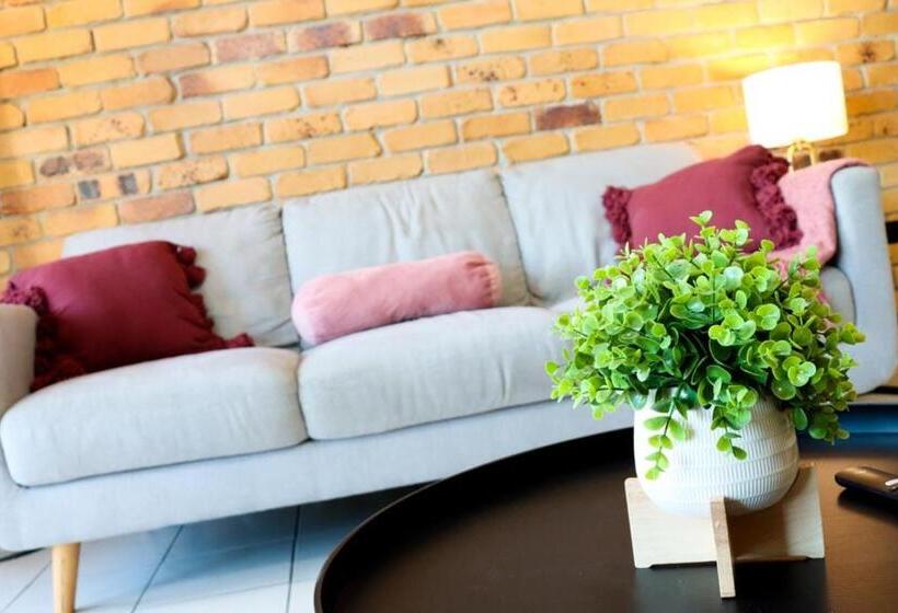 Kennedy Drive Airport Motel