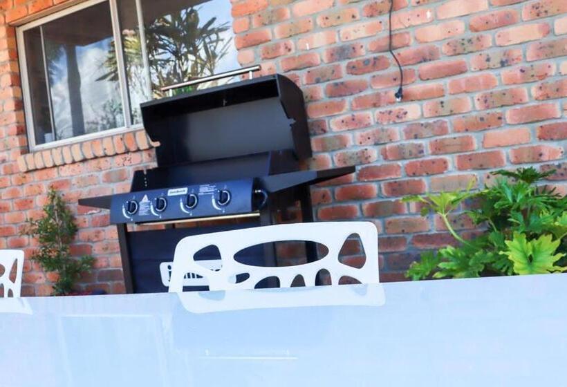 Kennedy Drive Airport Motel