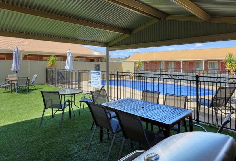 Top Of The Town Motel & Apartments