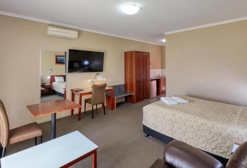 Top Of The Town Motel & Apartments