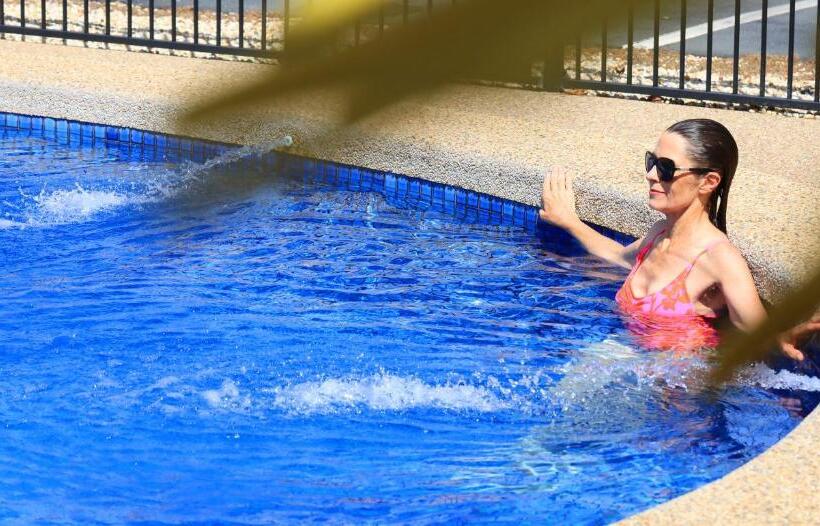 Top Of The Town Motel & Apartments