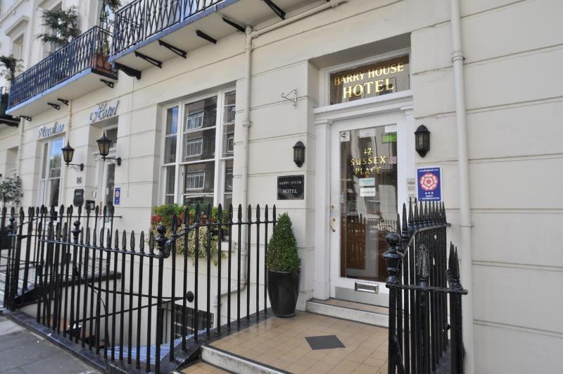 هتل Barry House