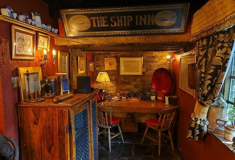 בית מלון כפרי Wizards Thatch Luxury Suites