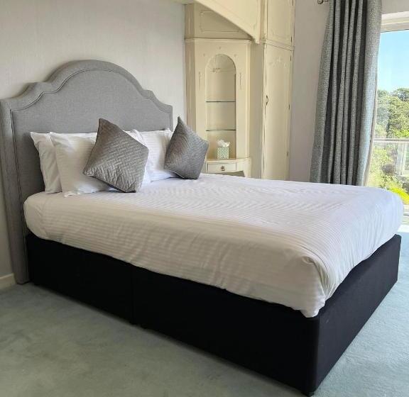 The Riviera Hotel & Apartments   Alum Chine