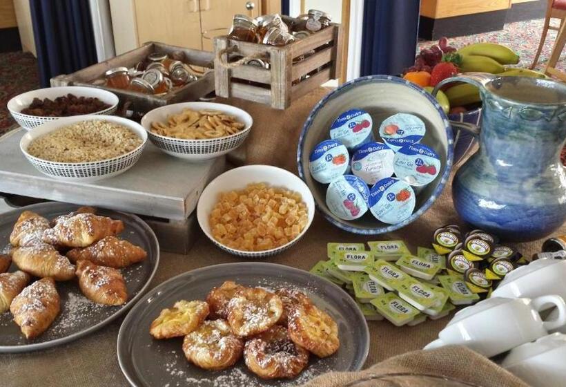 The Riviera Hotel & Apartments   Alum Chine