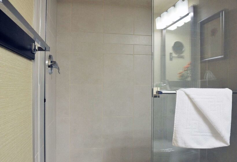 هتل Best Western Premier Denham Inn & Suites