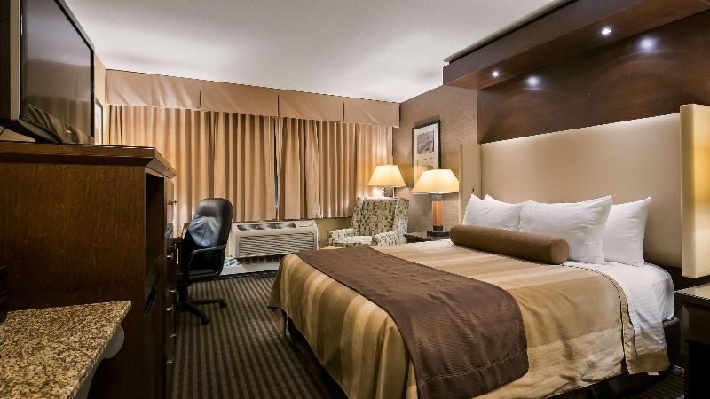 هتل Best Western Premier Denham Inn & Suites