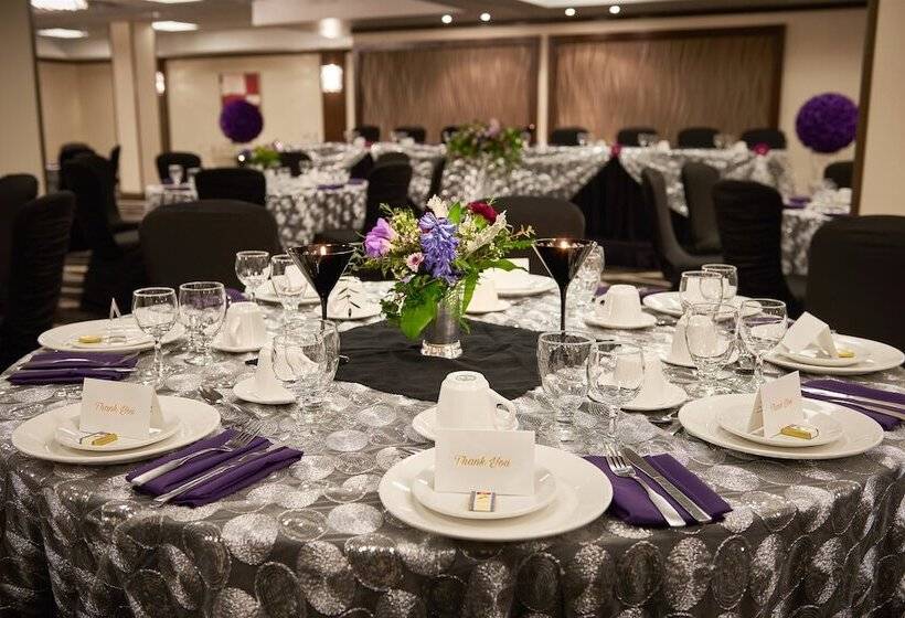 هتل Best Western Premier Denham Inn & Suites