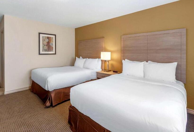 Отель Comfort Inn & Suites Thousand Islands Harbour District