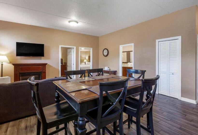Отель Comfort Inn & Suites Thousand Islands Harbour District