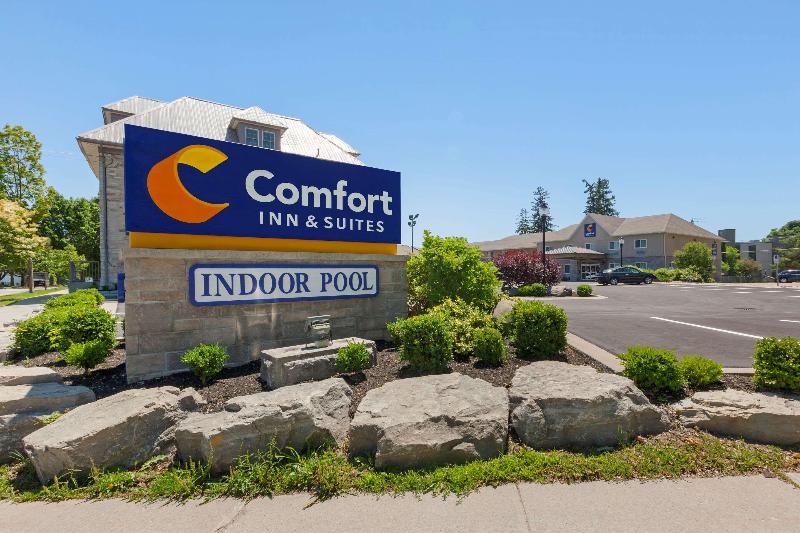 Отель Comfort Inn & Suites Thousand Islands Harbour District