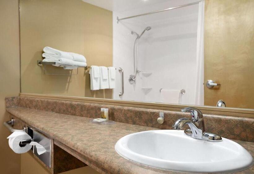 هتل Days Inn By Wyndham Estevan
