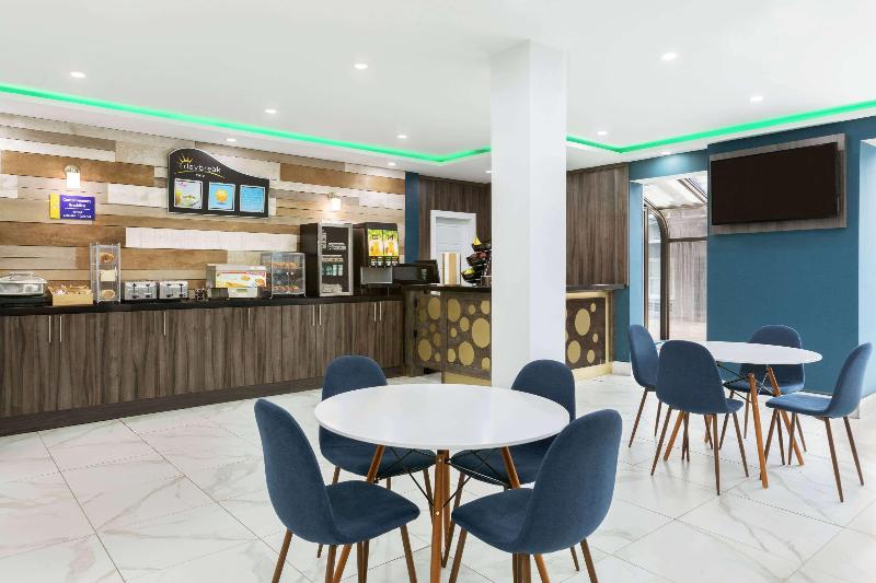 هتل Days Inn By Wyndham Saint John