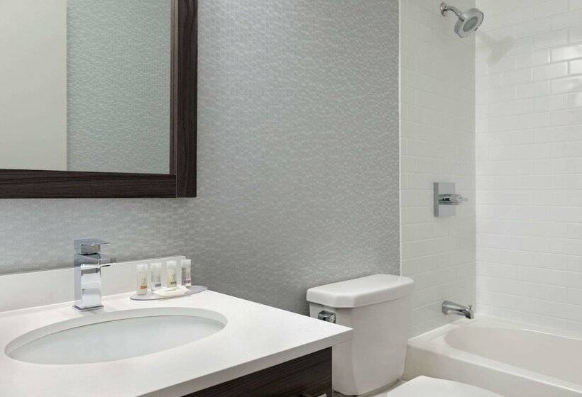 هتل Days Inn By Wyndham Saint John