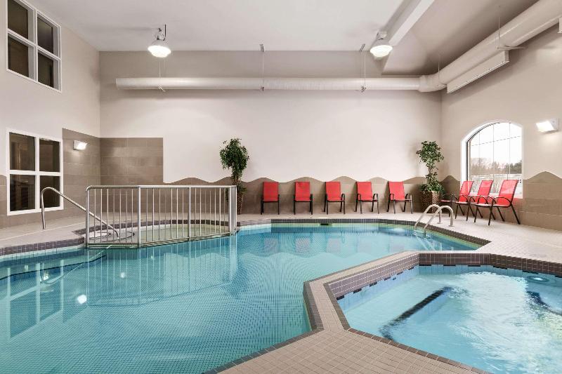 בית מלון כפרי Days Inn & Suites By Wyndham Brandon