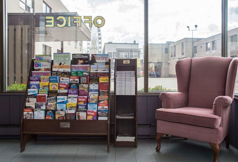 هتل Econo Lodge By The Falls