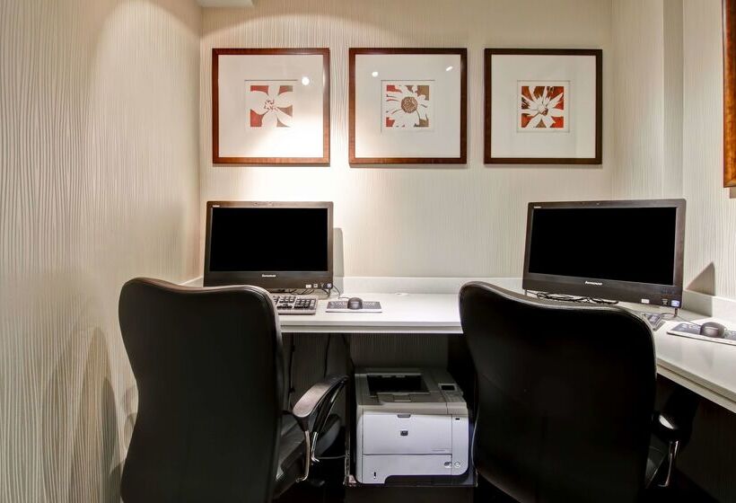 בית מלון כפרי Hampton Inn & Suites By Hilton Calgary Airport