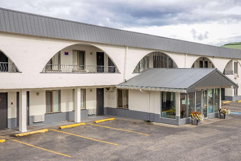 هتل Howard Johnson By Wyndham Downtown Kamloops