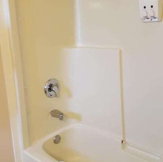 فندق The Cedarwood Inn & Suites
