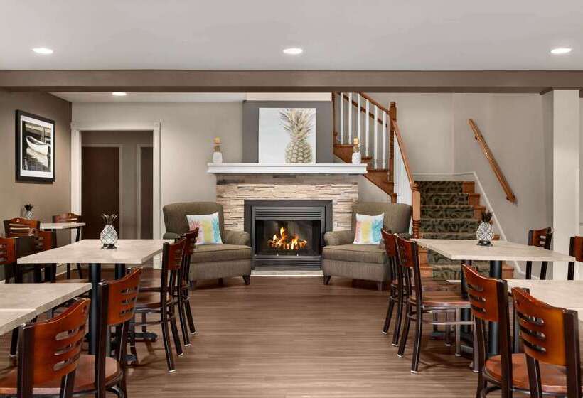 هتل Travelodge Suites By Wyndham Moncton