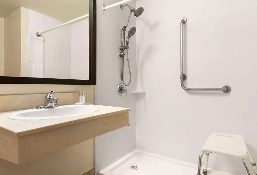 هتل Travelodge Suites By Wyndham Moncton