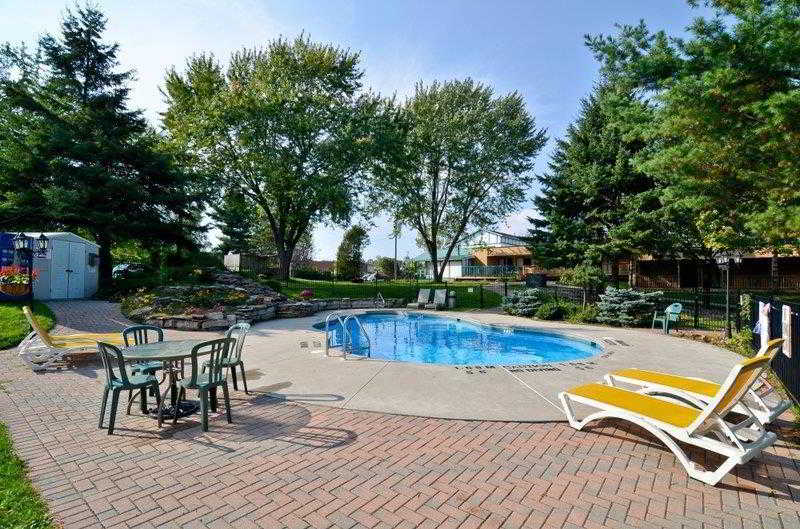 Super 8 By Wyndham Gananoque   Country Squire Resort
