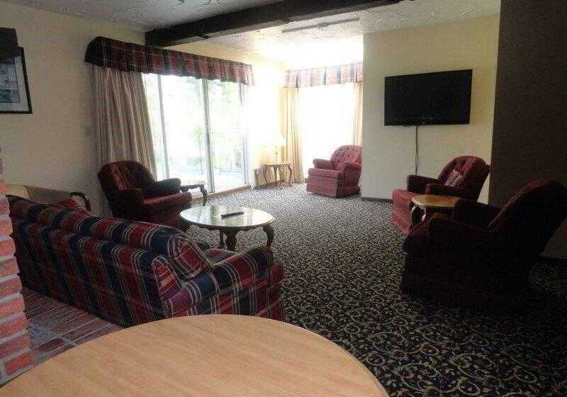 Super 8 By Wyndham Gananoque   Country Squire Resort