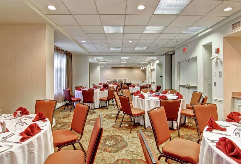 בית מלון כפרי Hilton Garden Inn Calgary Airport