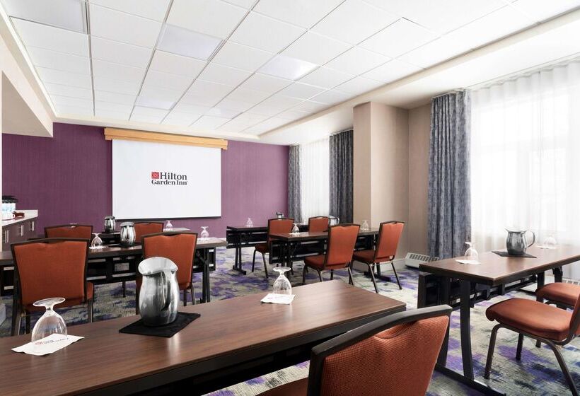 בית מלון כפרי Hilton Garden Inn Calgary Airport
