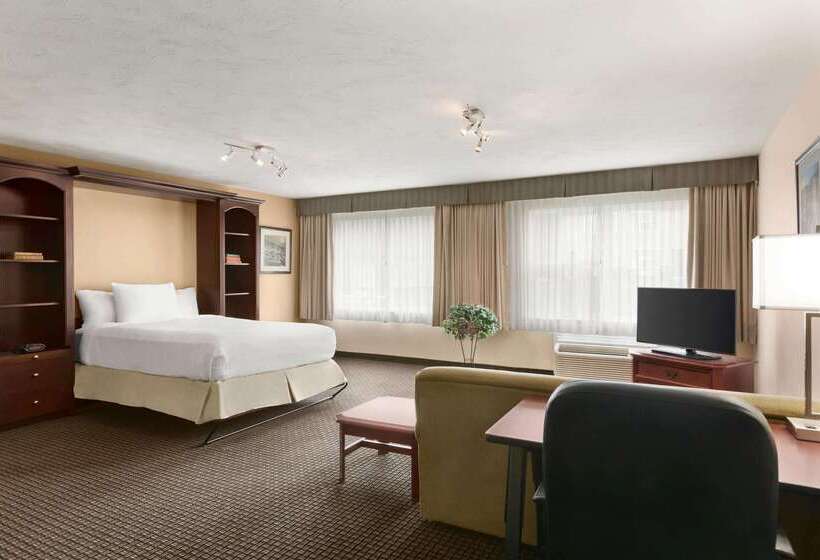 هتل Days Inn & Suites By Wyndham Moncton