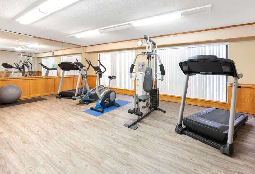 فندق Ramada By Wyndham Coquitlam