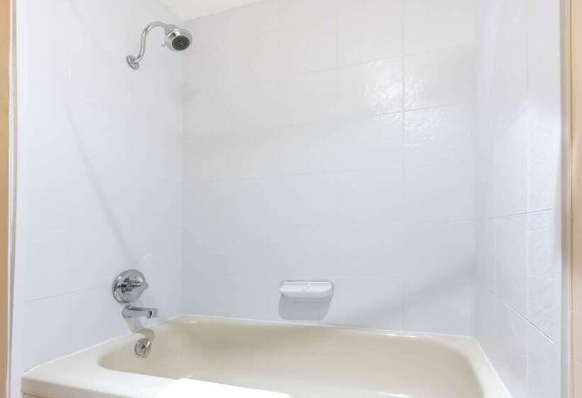 فندق Ramada By Wyndham Coquitlam