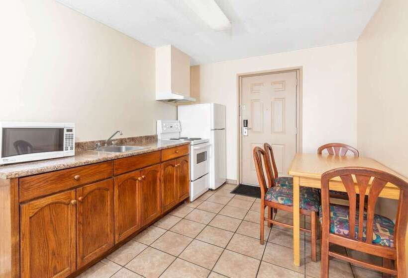 فندق Ramada By Wyndham Coquitlam